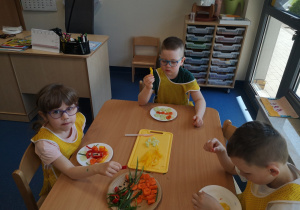 Dzieci próbują warzyw